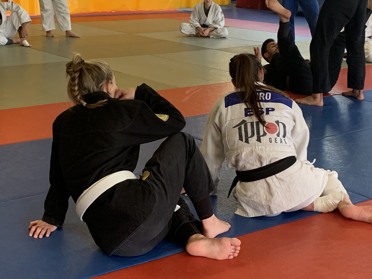 Ciprian Dumitru, da una clase en el Estadio Larrabie de Pamplona. 06-04-22